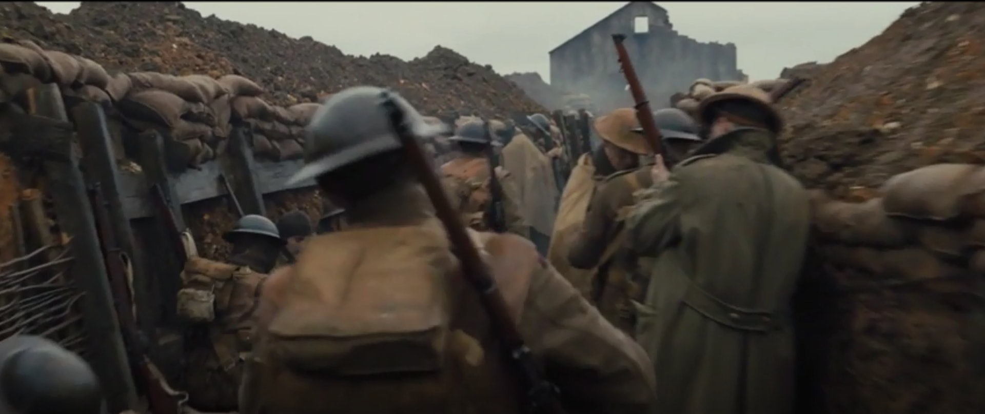 導演以「一鏡到底」拍攝的方式呈現,是要觀眾近距離體驗戰爭的威力。(《1917:逆戰救兵》劇照) 導演以「一鏡到底」拍攝的方式呈現,是要觀眾近距離體驗戰爭的威力。(《1917:逆戰救兵》劇照)