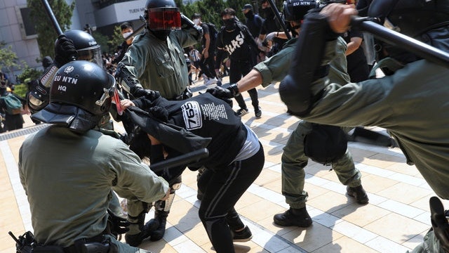 【逃犯條例】警修訂武力指引 警棍由「中級武器」改屬低殺傷力 【逃犯條例】警修訂武力指引 警棍由「中級武器」改屬低殺傷力