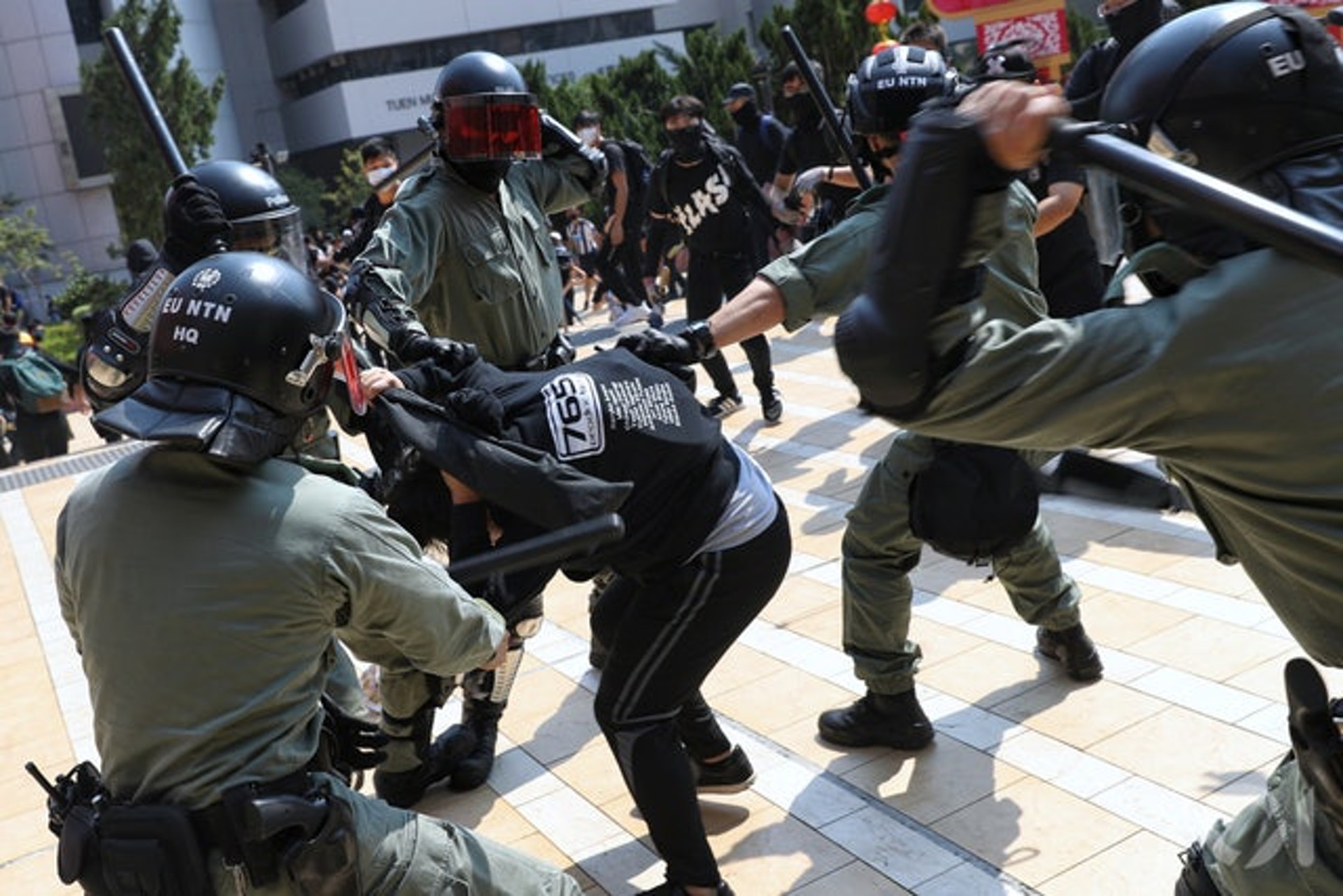 警方修訂武力指引,將原被歸納為「中級武器」的警棍,分類為「低殺傷力武器」。(資料圖片片/鄭子峰攝) 警方修訂武力指引,將原被歸納為「中級武器」的警棍,分類為「低殺傷力武器」。(資料圖片片/鄭子峰攝)