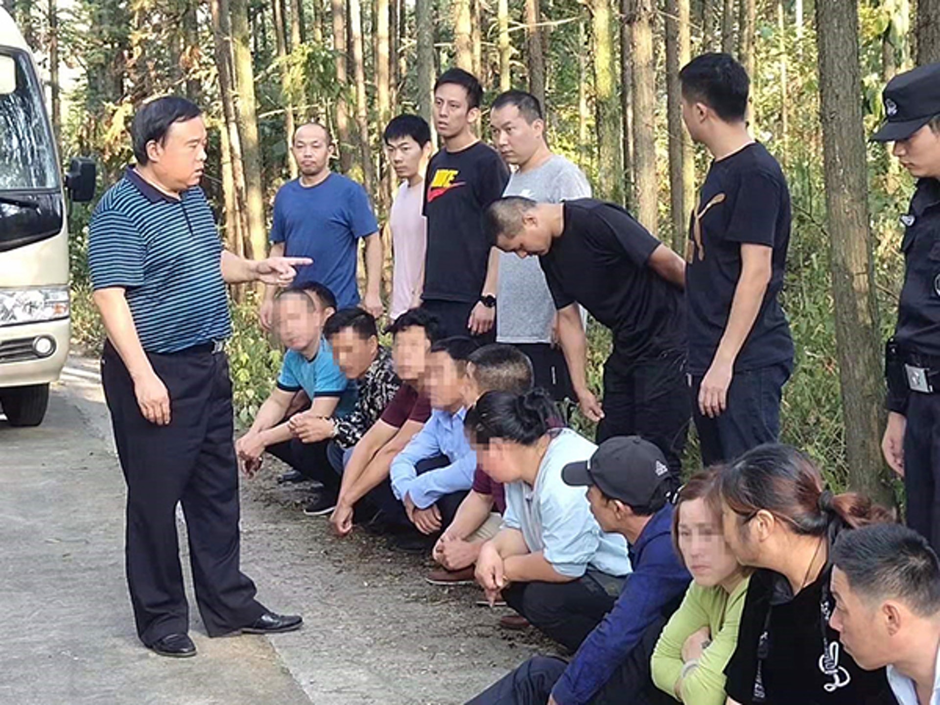 安徽一個犯罪集團於隱蔽山林開賭檔,當地警方借助航拍機拘捕21人。(《澎湃新聞》) 安徽一個犯罪集團於隱蔽山林開賭檔,當地警方借助航拍機拘捕21人。(《澎湃新聞》)