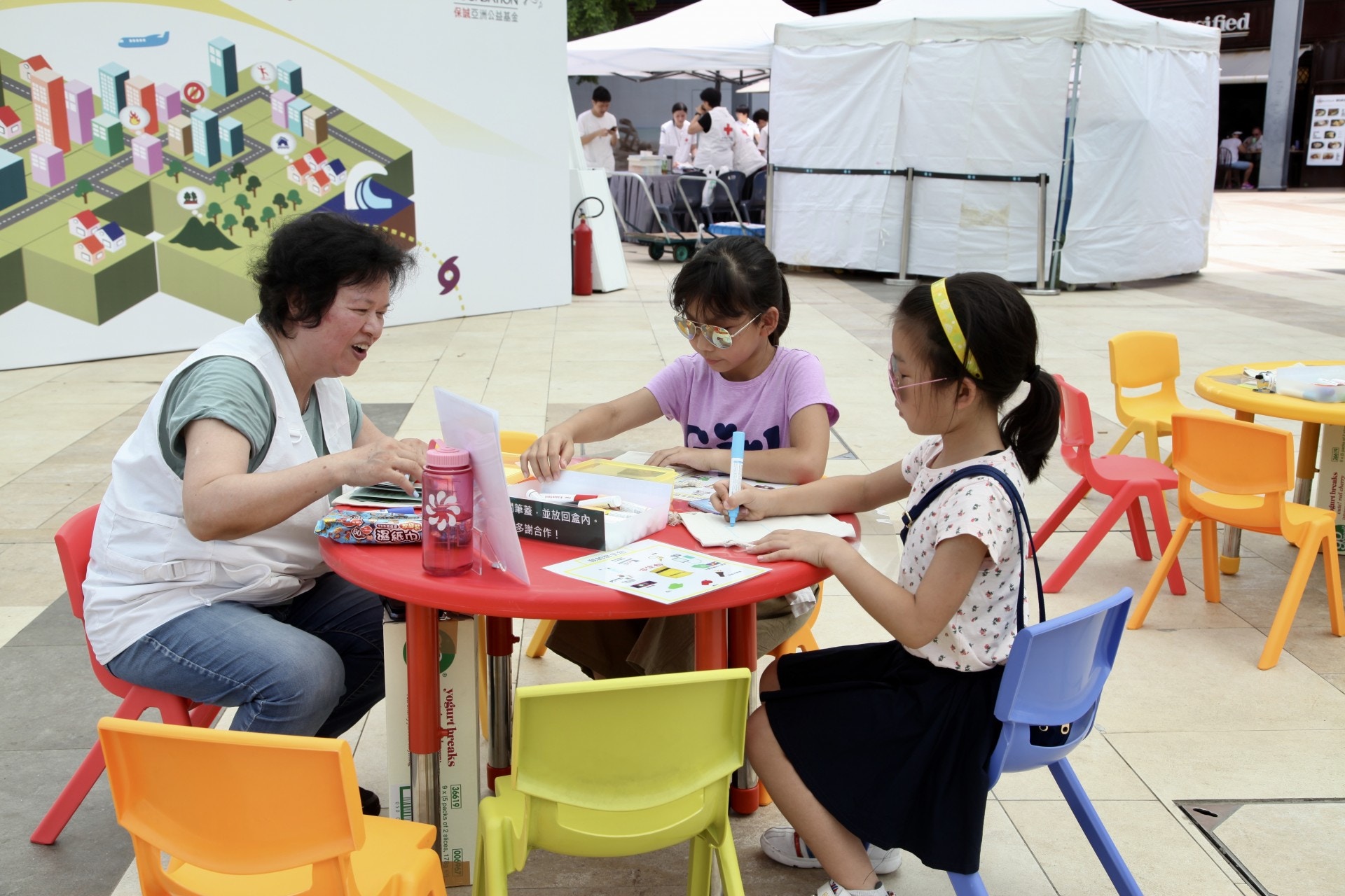 小朋友參加香港紅十字會的備災活動，透過遊戲和繪畫學習有關逃生包的知識。（機構提供圖片）