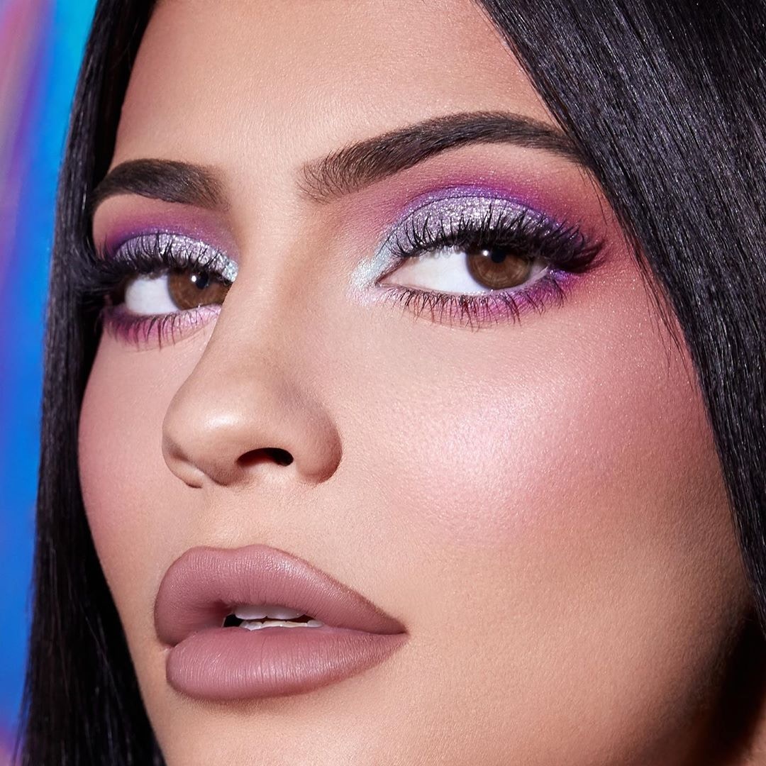 率領Balmain 的Olivier Rousteing日前宣布將與Kylie Cosmetics共同推出美妝聯名系列，並且邀請Kylie擔任Balmain 2020 SS時裝秀的化妝藝術總監！  （IG@kyliejenner）