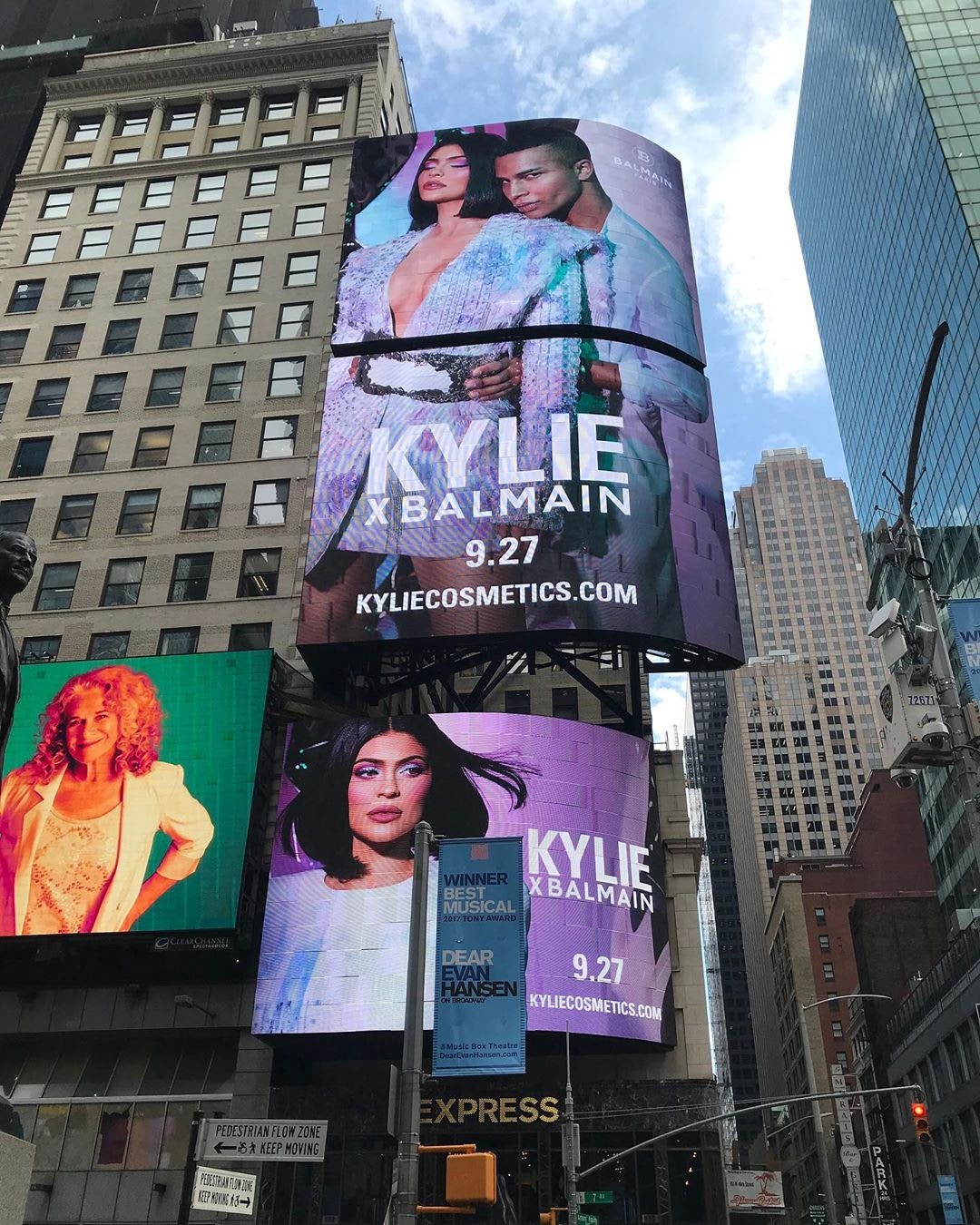 率領Balmain 的Olivier Rousteing日前宣布將與Kylie Cosmetics共同推出美妝聯名系列，並且邀請Kylie擔任Balmain 2020 SS時裝秀的化妝藝術總監！  （IG@kyliejenner）