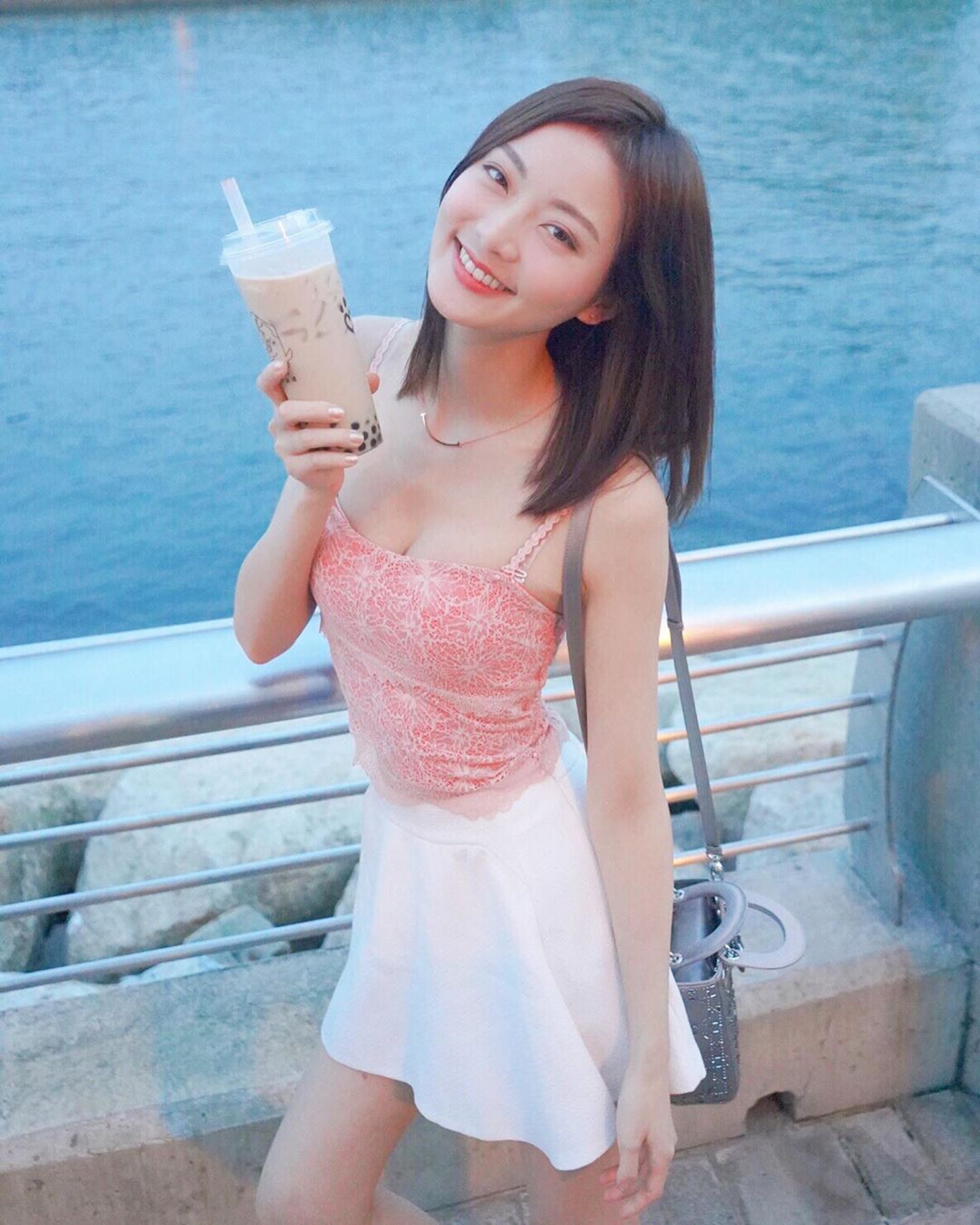 飲珍珠奶茶。(IG@erin_kay) 飲珍珠奶茶。(IG@erin_kay)