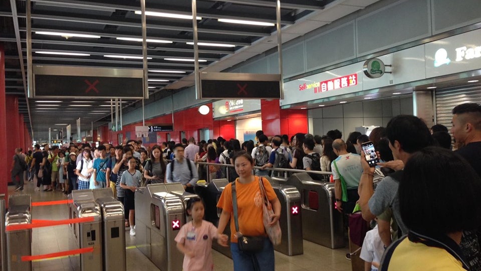 【逃犯條例】港鐵多部閘機被損毀未修復 市民排長龍入閘 【逃犯條例】港鐵多部閘機被損毀未修復 市民排長龍入閘