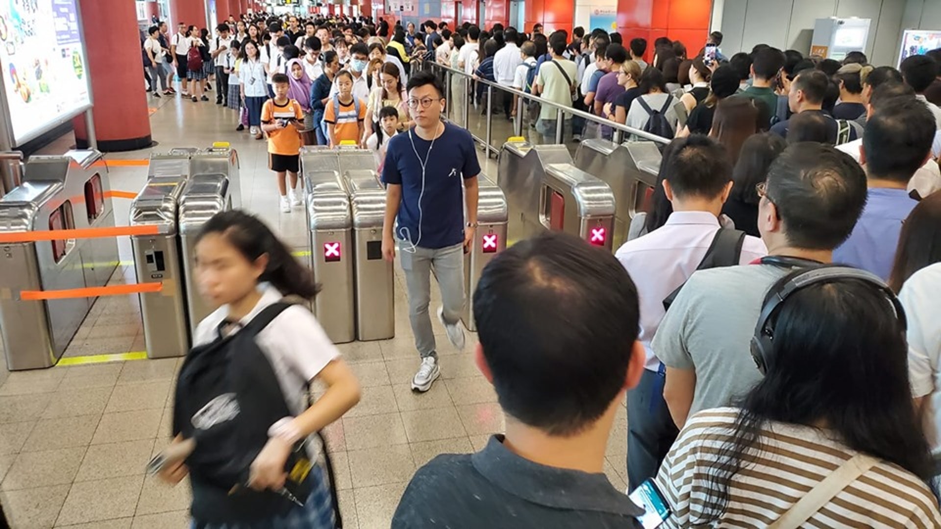 將軍澳站等候入閘的市民,一度大排長龍。(Facebook群組將軍澳圖片) 將軍澳站等候入閘的市民,一度大排長龍。(Facebook群組將軍澳圖片)