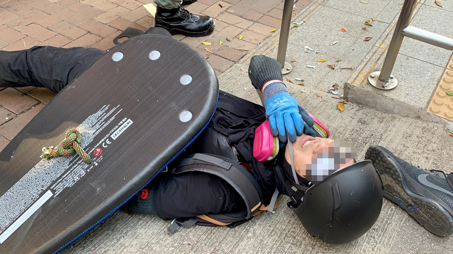 荃灣中槍的18歲中五男學生,被警方暫控合共一項「參與暴動」罪,以及兩項襲警罪。案件將於今日(3日)下午在沙田裁判法院提堂。(資料圖片) 荃灣中槍的18歲中五男學生,被警方暫控合共一項「參與暴動」罪,以及兩項襲警罪。案件將於今日(3日)下午在沙田裁判法院提堂。(資料圖片)