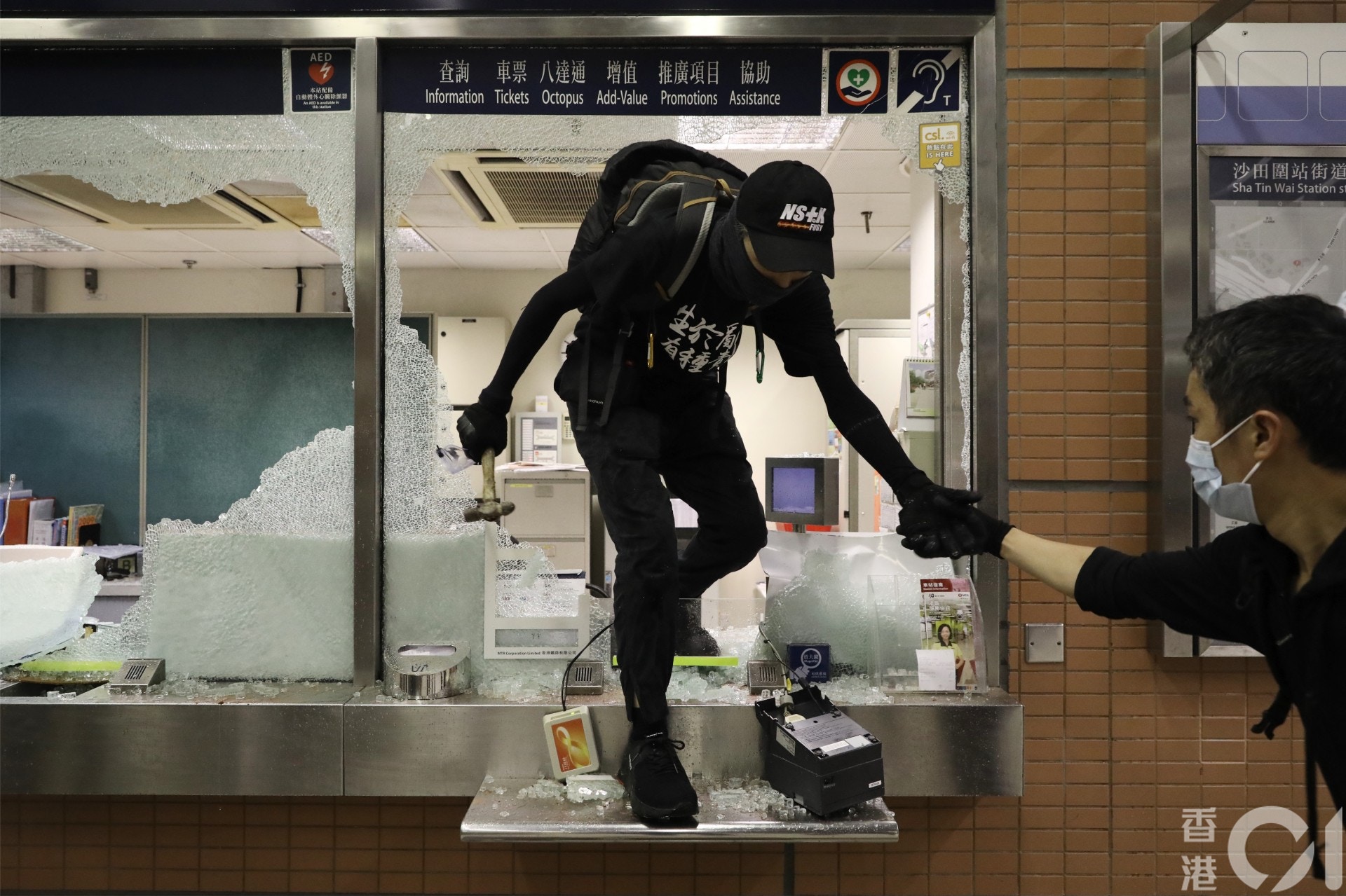 示威者破壞沙田圍站。（盧翊銘攝）