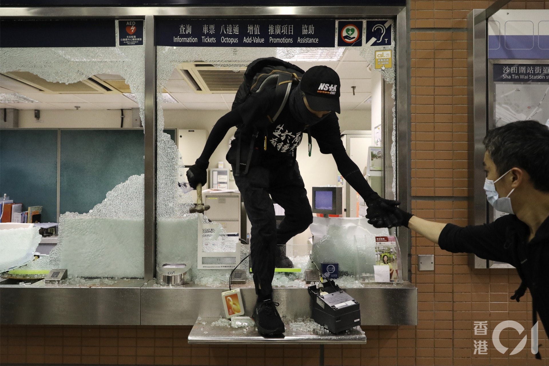 示威者破壞沙田圍站。(盧翊銘攝) 示威者破壞沙田圍站。(盧翊銘攝)