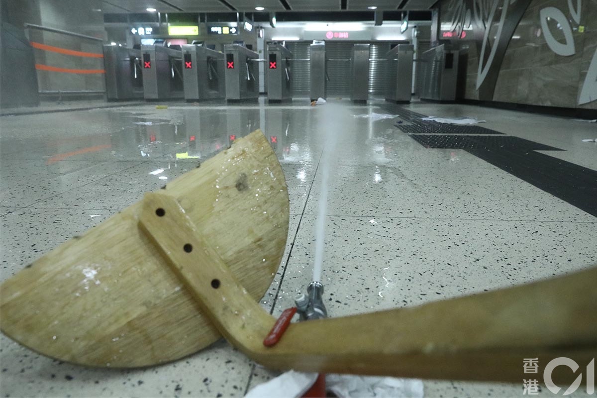 10月4日政府訂立禁蒙面法，各區都有大批人士聚集反對立法。晚上約8點10分，示威者破壞沙田站、連城廣場自動灑水系統啟動。（盧翊銘攝）