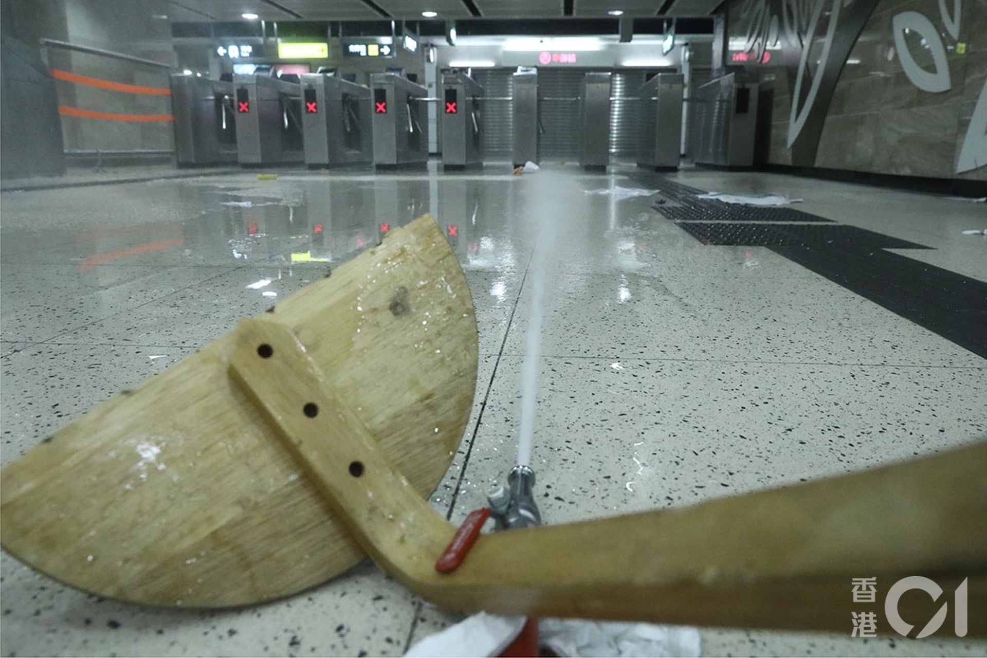 10月4日政府訂立禁蒙面法,各區都有大批人士聚集反對立法。晚上約8點10分,示威者破壞沙田站、連城廣場自動灑水系統啟動。(盧翊銘攝) 10月4日政府訂立禁蒙面法,各區都有大批人士聚集反對立法。晚上約8點10分,示威者破壞沙田站、連城廣場自動灑水系統啟動。(盧翊銘攝)