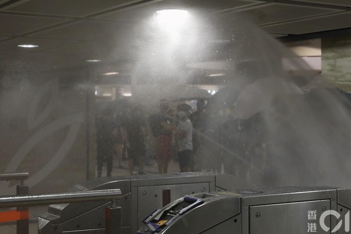 10月4日政府訂立禁蒙面法，各區都有大批人士聚集反對立法。晚上約8點10分，示威者破壞沙田站、連城廣場自動灑水系統啟動。（盧翊銘攝）