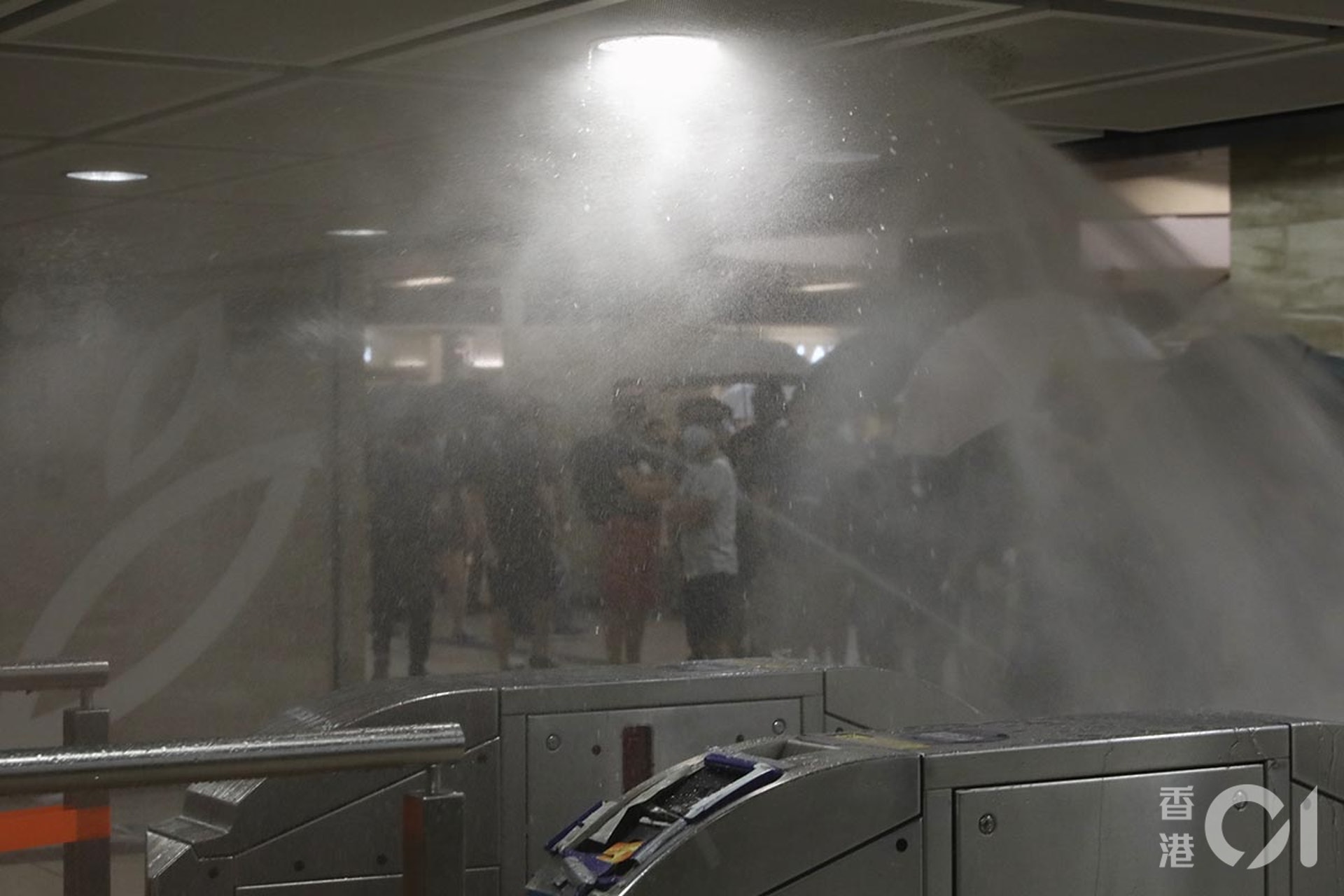 10月4日政府訂立禁蒙面法,各區都有大批人士聚集反對立法。晚上約8點10分,示威者破壞沙田站、連城廣場自動灑水系統啟動。(盧翊銘攝) 10月4日政府訂立禁蒙面法,各區都有大批人士聚集反對立法。晚上約8點10分,示威者破壞沙田站、連城廣場自動灑水系統啟動。(盧翊銘攝)