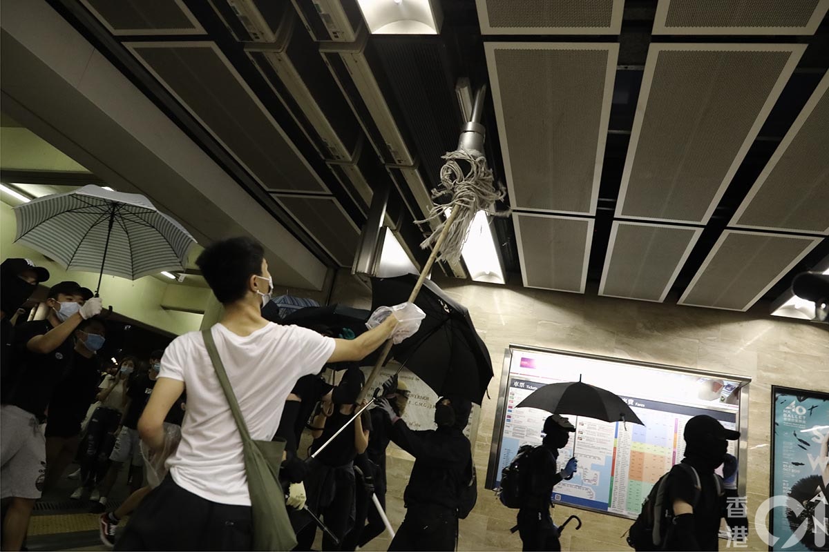 10月4日政府訂立禁蒙面法，各區都有大批人士聚集反對立法。晚上約8點10分，示威者破壞沙田站、連城廣場自動灑水系統啟動。（盧翊銘攝）