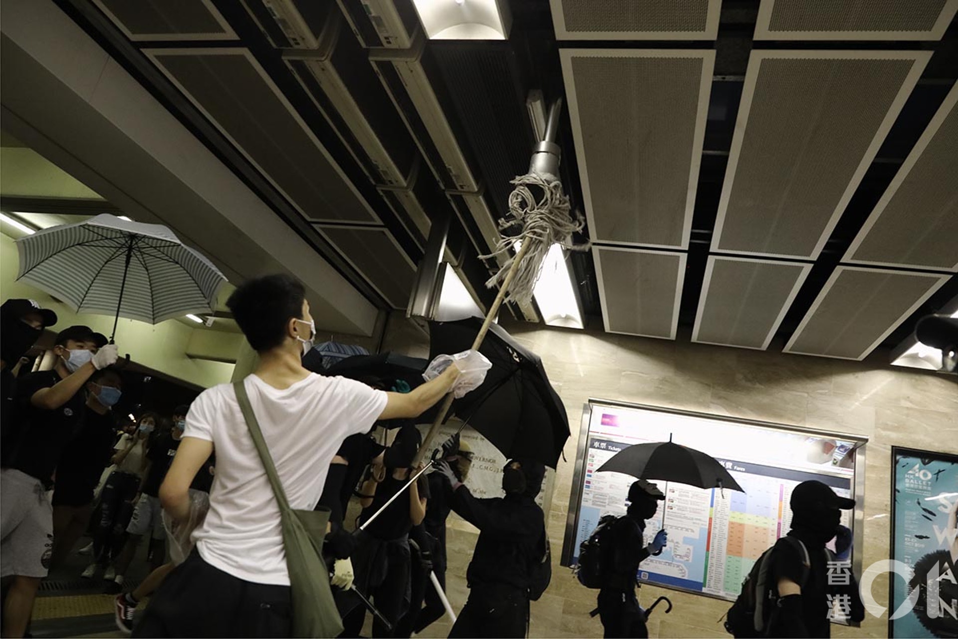 10月4日政府訂立禁蒙面法,各區都有大批人士聚集反對立法。晚上約8點10分,示威者破壞沙田站、連城廣場自動灑水系統啟動。(盧翊銘攝) 10月4日政府訂立禁蒙面法,各區都有大批人士聚集反對立法。晚上約8點10分,示威者破壞沙田站、連城廣場自動灑水系統啟動。(盧翊銘攝)