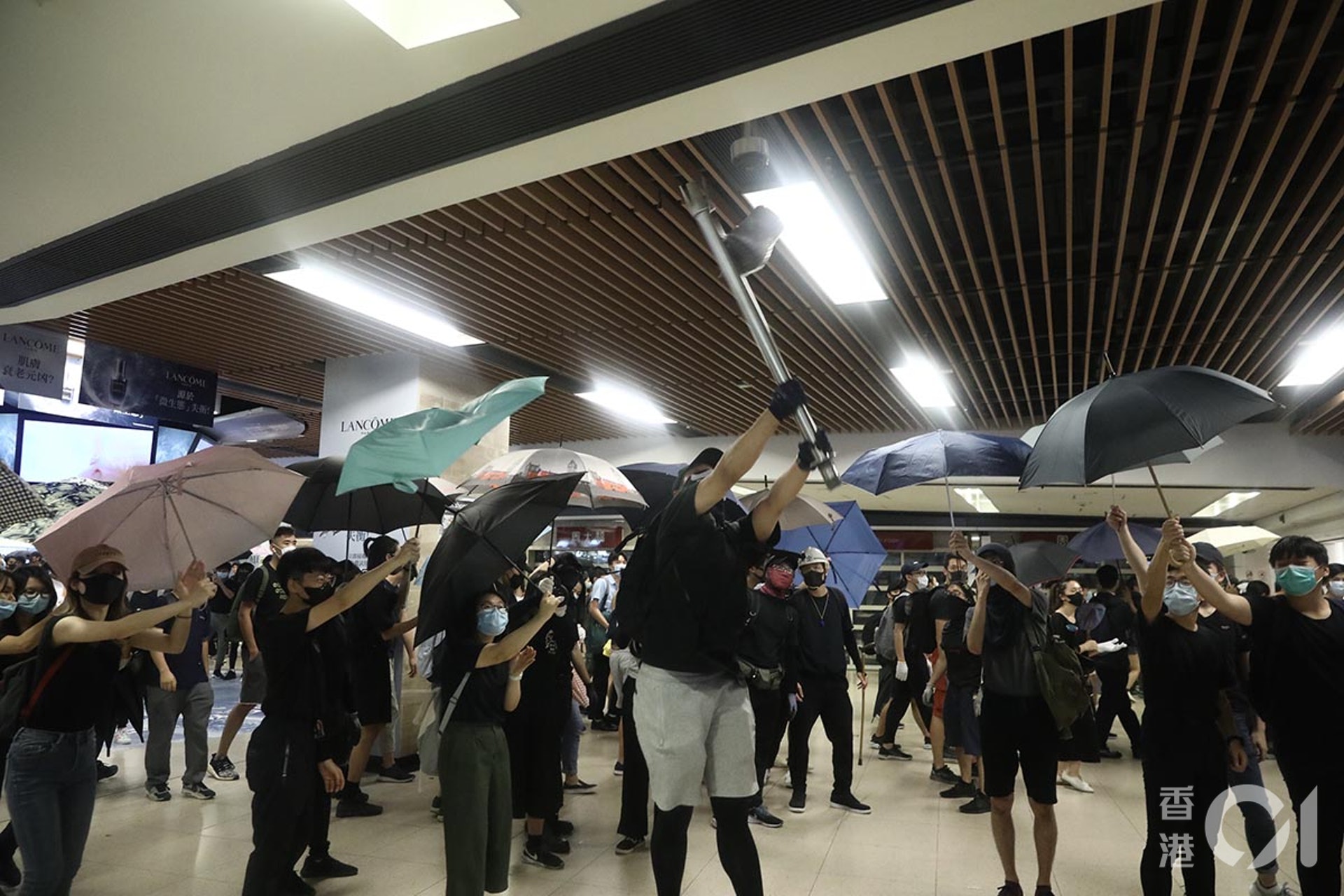 10月4日政府訂立禁蒙面法,各區都有大批人士聚集反對立法。晚上約8點10分,示威者破壞沙田站、連城廣場自動灑水系統啟動。(盧翊銘攝) 10月4日政府訂立禁蒙面法,各區都有大批人士聚集反對立法。晚上約8點10分,示威者破壞沙田站、連城廣場自動灑水系統啟動。(盧翊銘攝)