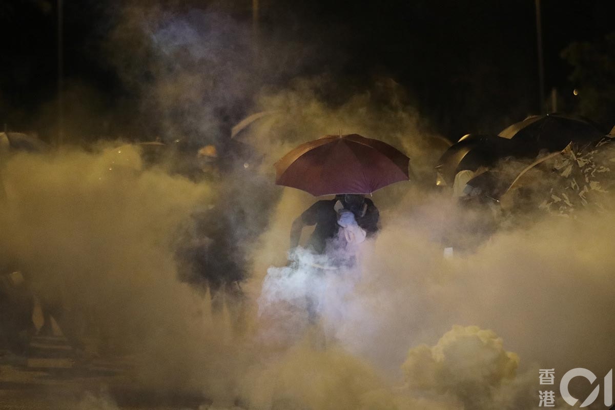 10月4日政府訂立禁蒙面法，各區都有大批人士聚集反對立法。沙田午夜前，警方從沙田警署向外發射催淚彈。（盧翊銘攝）