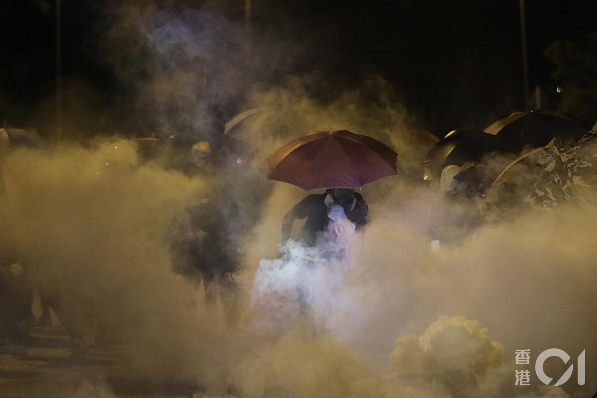10月4日政府訂立禁蒙面法,各區都有大批人士聚集反對立法。沙田午夜前,警方從沙田警署向外發射催淚彈。(盧翊銘攝) 10月4日政府訂立禁蒙面法,各區都有大批人士聚集反對立法。沙田午夜前,警方從沙田警署向外發射催淚彈。(盧翊銘攝)