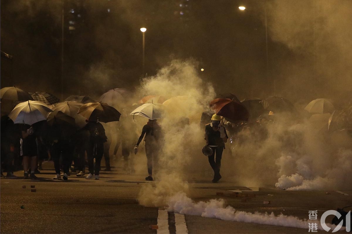 10月4日政府訂立禁蒙面法，各區都有大批人士聚集反對立法。沙田午夜前，警方從沙田警署向外發射催淚彈。（盧翊銘攝）