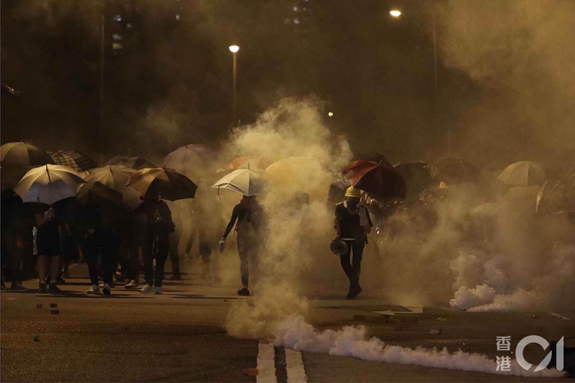10月4日政府訂立禁蒙面法,各區都有大批人士聚集反對立法。沙田午夜前,警方從沙田警署向外發射催淚彈。(盧翊銘攝) 10月4日政府訂立禁蒙面法,各區都有大批人士聚集反對立法。沙田午夜前,警方從沙田警署向外發射催淚彈。(盧翊銘攝)
