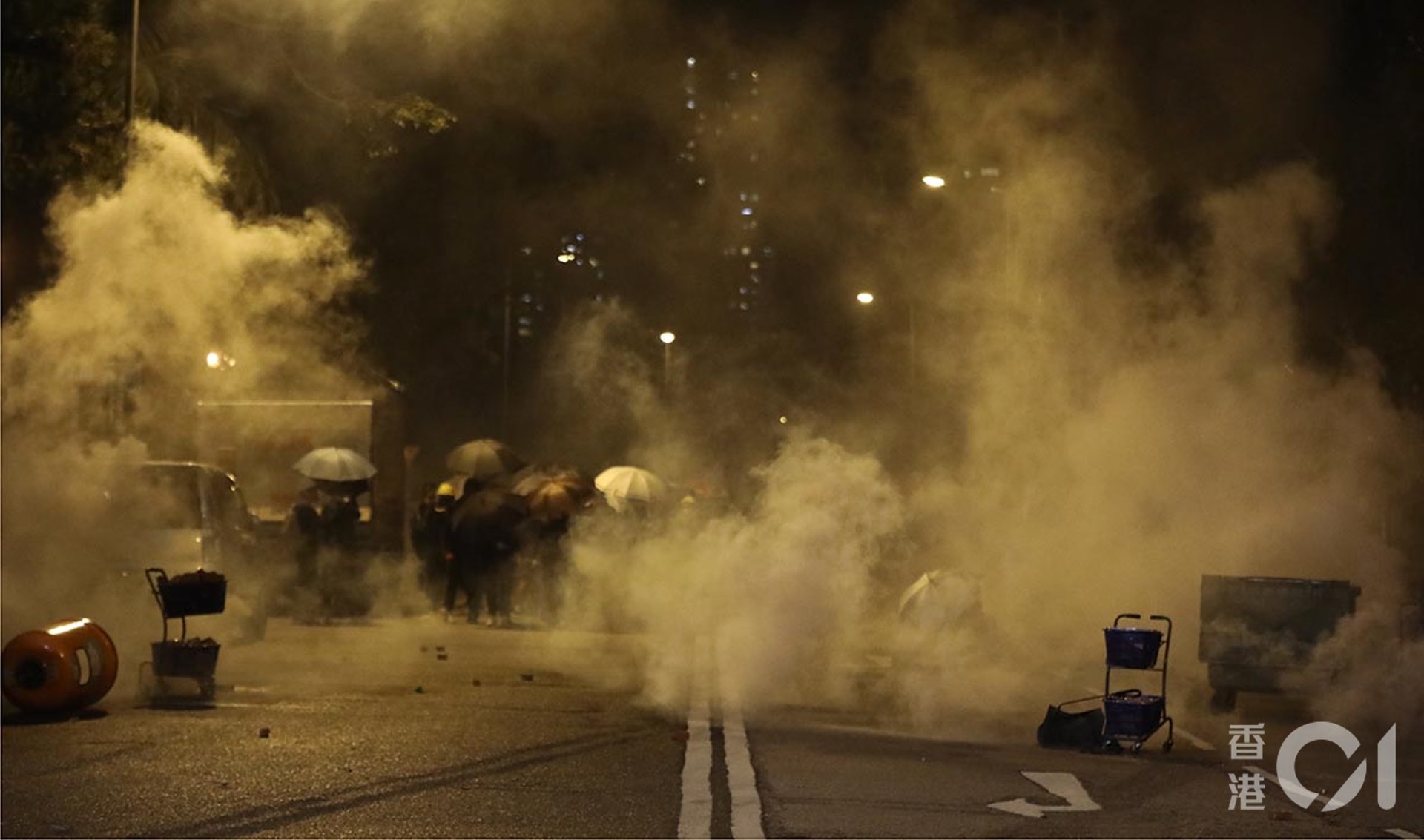 10月4日政府訂立禁蒙面法,各區都有大批人士聚集反對立法。沙田午夜前,警方從沙田警署向外發射催淚彈。(盧翊銘攝) 10月4日政府訂立禁蒙面法,各區都有大批人士聚集反對立法。沙田午夜前,警方從沙田警署向外發射催淚彈。(盧翊銘攝)