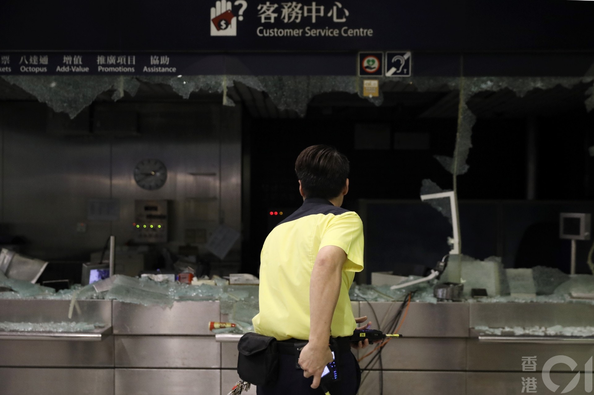 大圍港鐵站遭嚴重破壞。（盧翊銘攝）