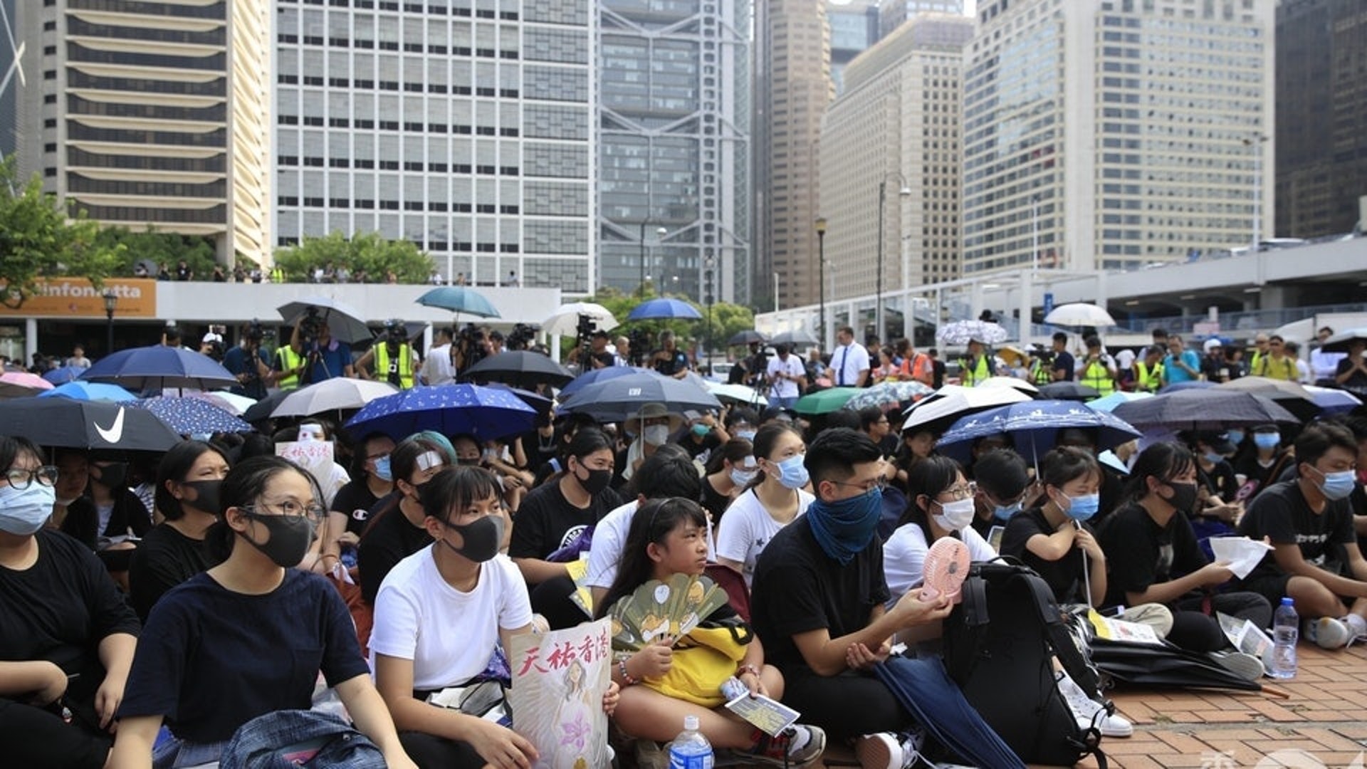 中學校長會主席鄧振強表示,學生不屬公共地方,料禁蒙面法不適用於學校。(資料圖片) 中學校長會主席鄧振強表示,學生不屬公共地方,料禁蒙面法不適用於學校。(資料圖片)