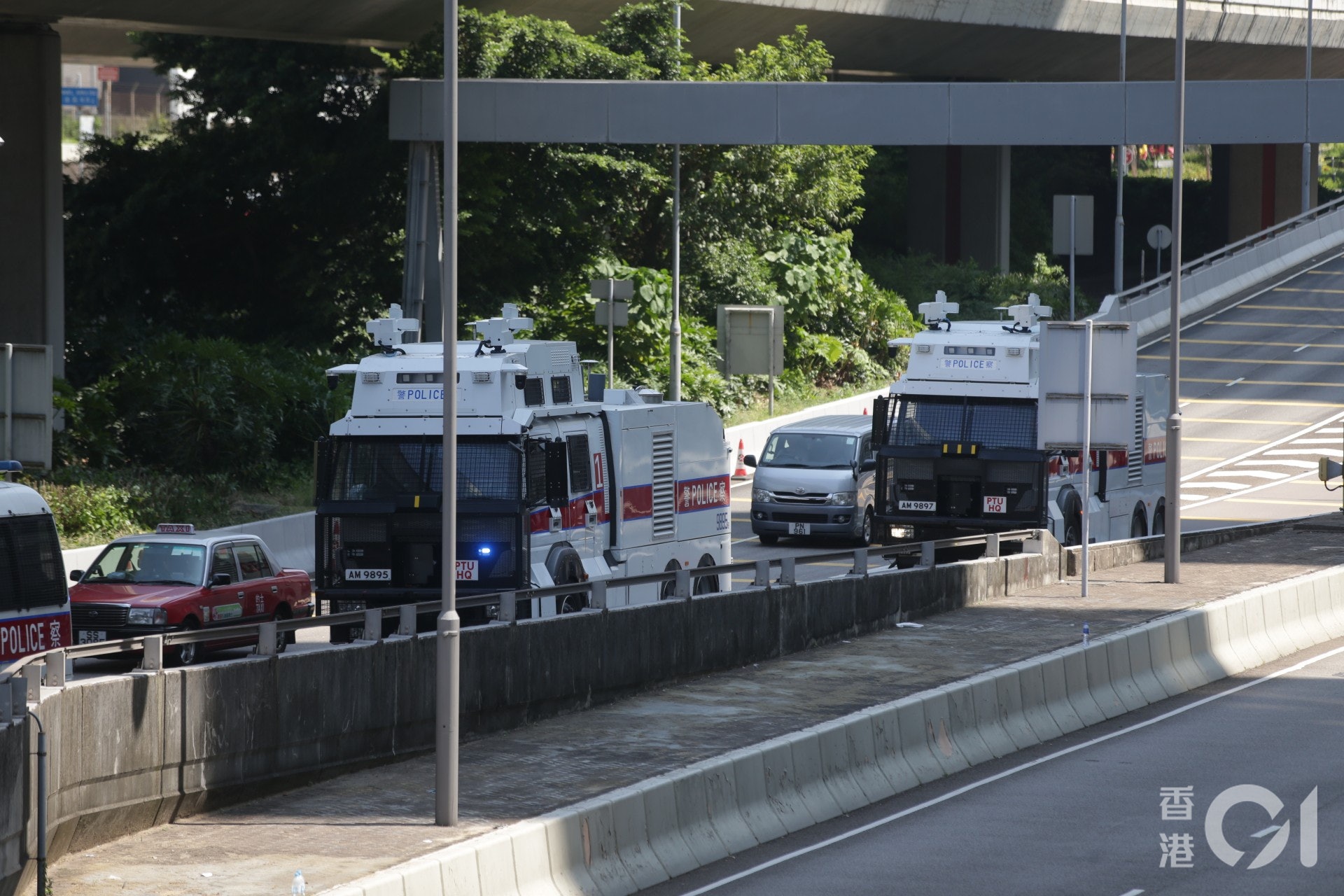 兩輛水炮車駛往中聯辦方向。 (黃偉民攝) 兩輛水炮車駛往中聯辦方向。 (黃偉民攝)