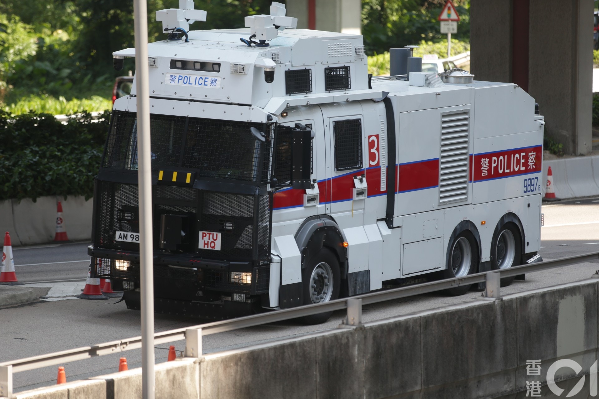 3號水炮車車駛往中聯辦方向。 （黃偉民攝）