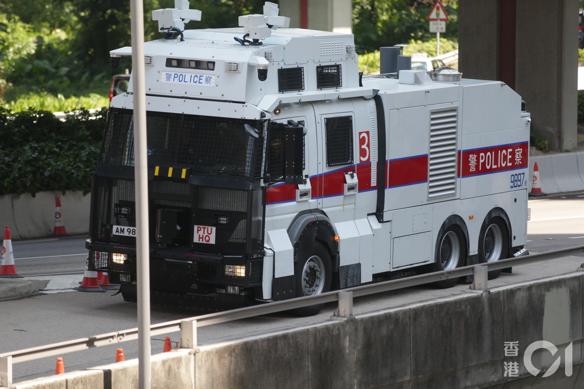 3號水炮車車駛往中聯辦方向。 (黃偉民攝) 3號水炮車車駛往中聯辦方向。 (黃偉民攝)