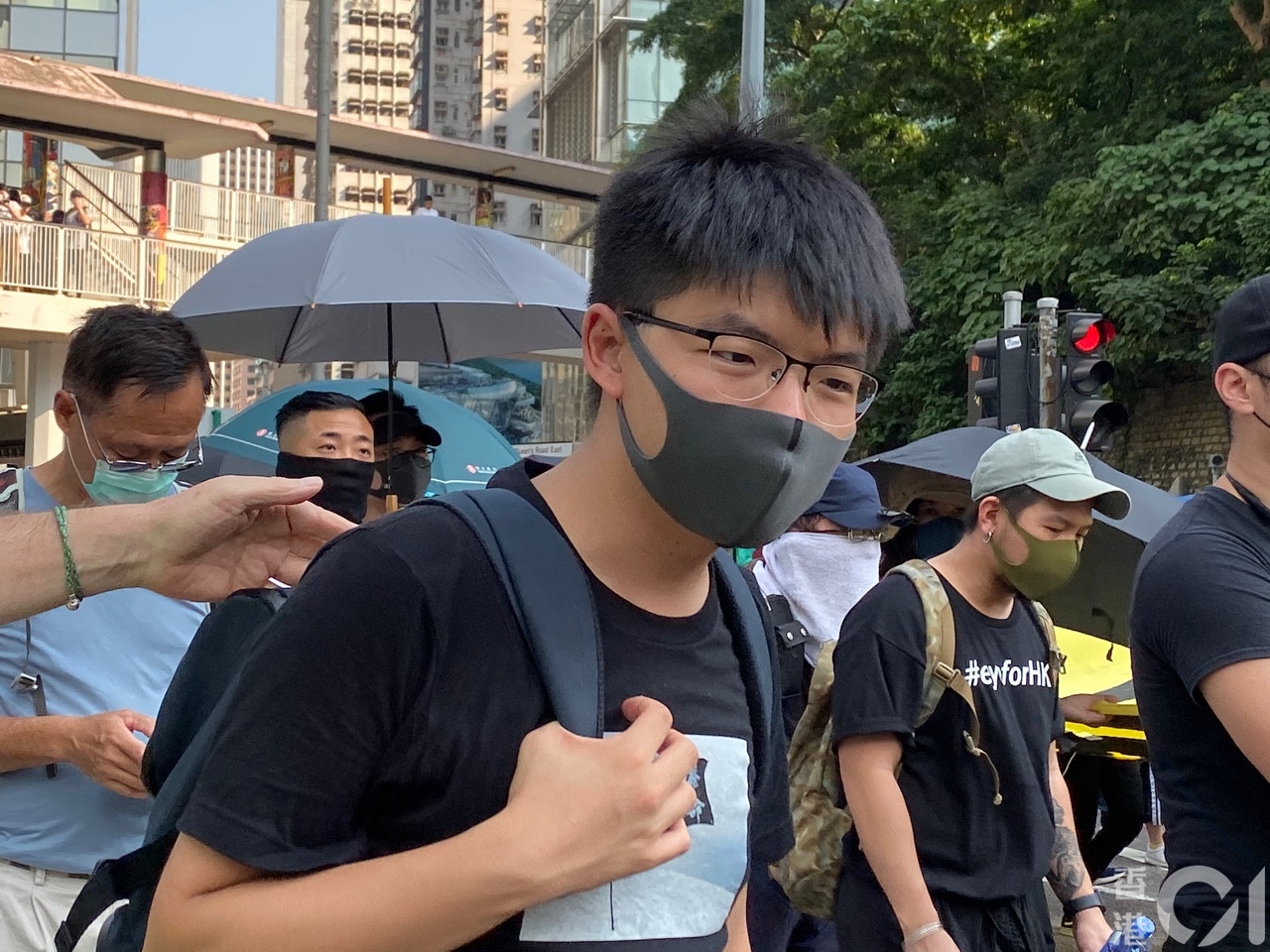 香港眾志秘書長黃之鋒表示，對於政府禁蒙面法的法案，由於大家都擔心吸入催淚彈感到不適，所以都會選擇戴上面罩。目前政府沒有成立特別調查委員會，有感令香港成為警察城市。(李智智攝)