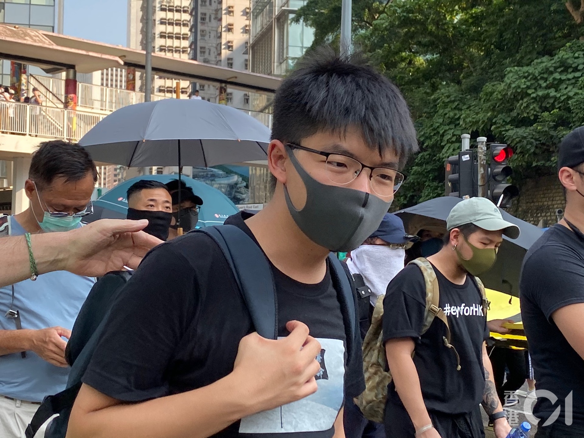 香港眾志秘書長黃之鋒表示,對於政府禁蒙面法的法案,由於大家都擔心吸入催淚彈感到不適,所以都會選擇戴上面罩。目前政府沒有成立特別調查委員會,有感令香港成為警察城市。(李智智攝) 香港眾志秘書長黃之鋒表示,對於政府禁蒙面法的法案,由於大家都擔心吸入催淚彈感到不適,所以都會選擇戴上面罩。目前政府沒有成立特別調查委員會,有感令香港成為警察城市。(李智智攝)