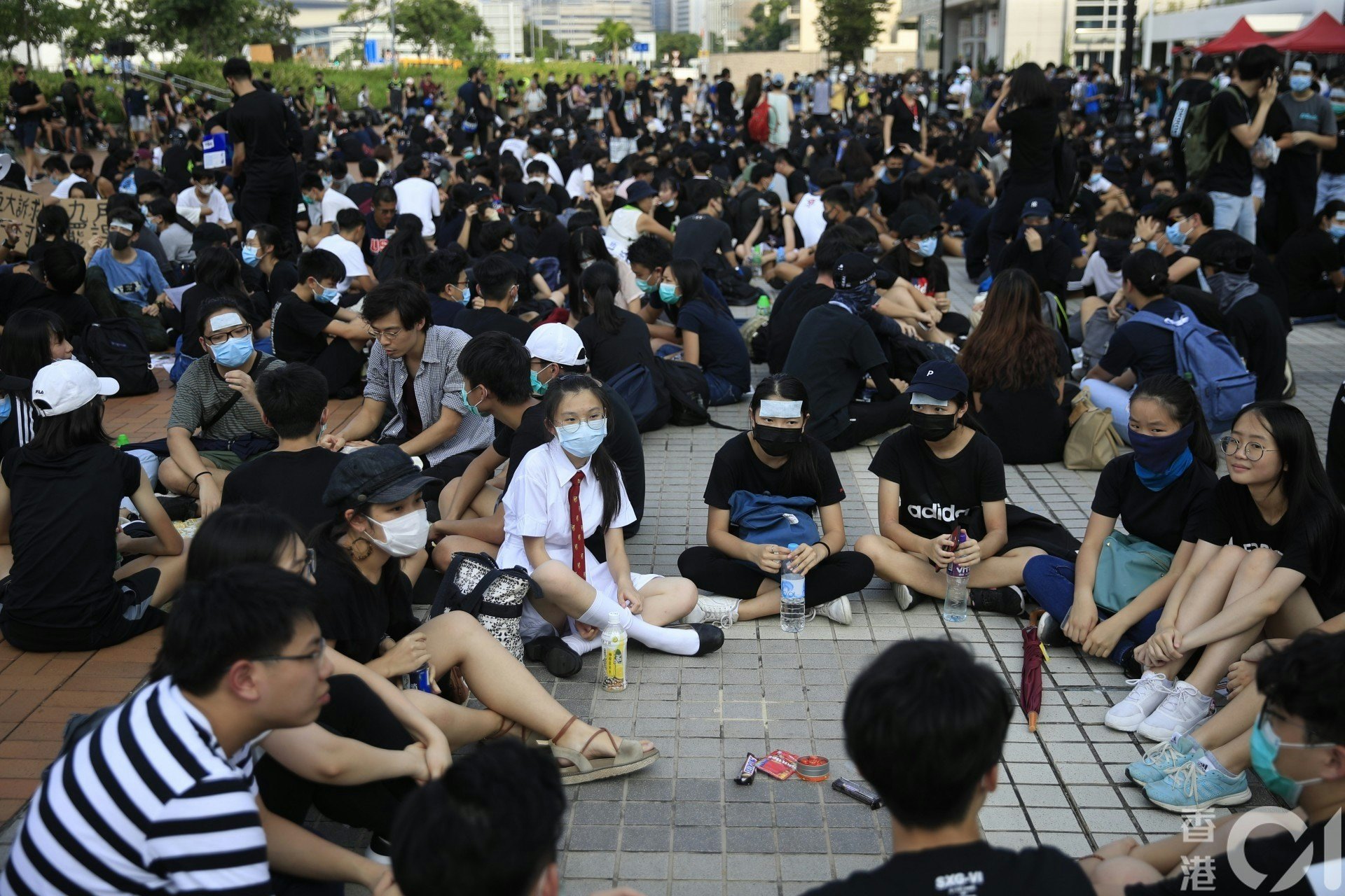 教育局昨日向全港學校發通告稱,學生在校內或校外不應戴上口罩,但教育界質疑學校非公共地方,法理上不受規管。(資料圖片) 教育局昨日向全港學校發通告稱,學生在校內或校外不應戴上口罩,但教育界質疑學校非公共地方,法理上不受規管。(資料圖片)
