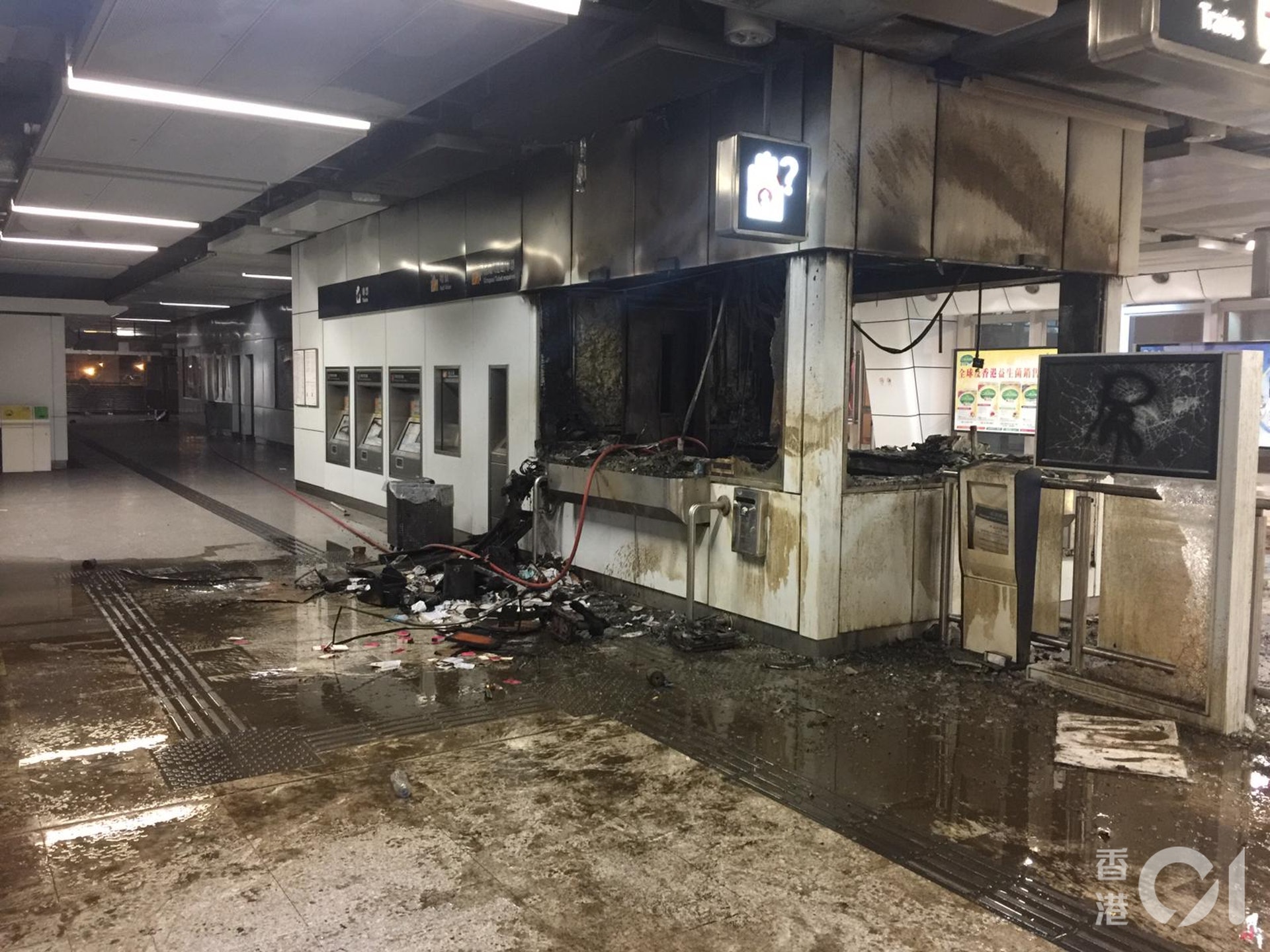 港鐵觀塘站一度被大肆破壞及縱火。(讀者提供) 港鐵觀塘站一度被大肆破壞及縱火。(讀者提供)