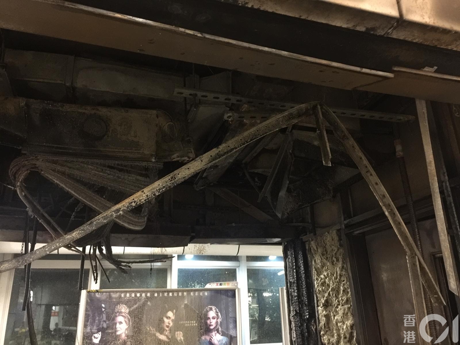 港鐵觀塘站一度被大肆破壞及縱火。（讀者提供）