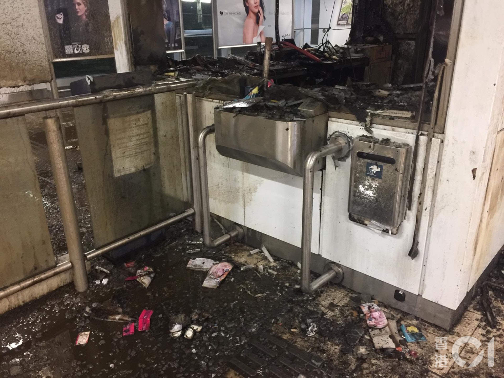 港鐵觀塘站一度被大肆破壞及縱火。(讀者提供) 港鐵觀塘站一度被大肆破壞及縱火。(讀者提供)