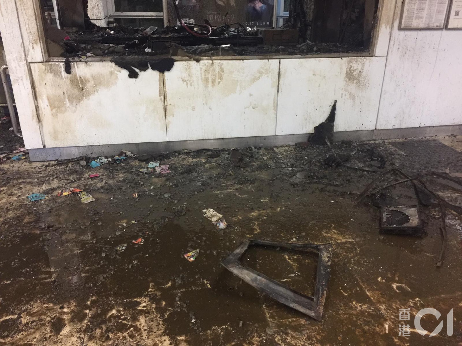 港鐵觀塘站一度被大肆破壞及縱火。(讀者提供) 港鐵觀塘站一度被大肆破壞及縱火。(讀者提供)