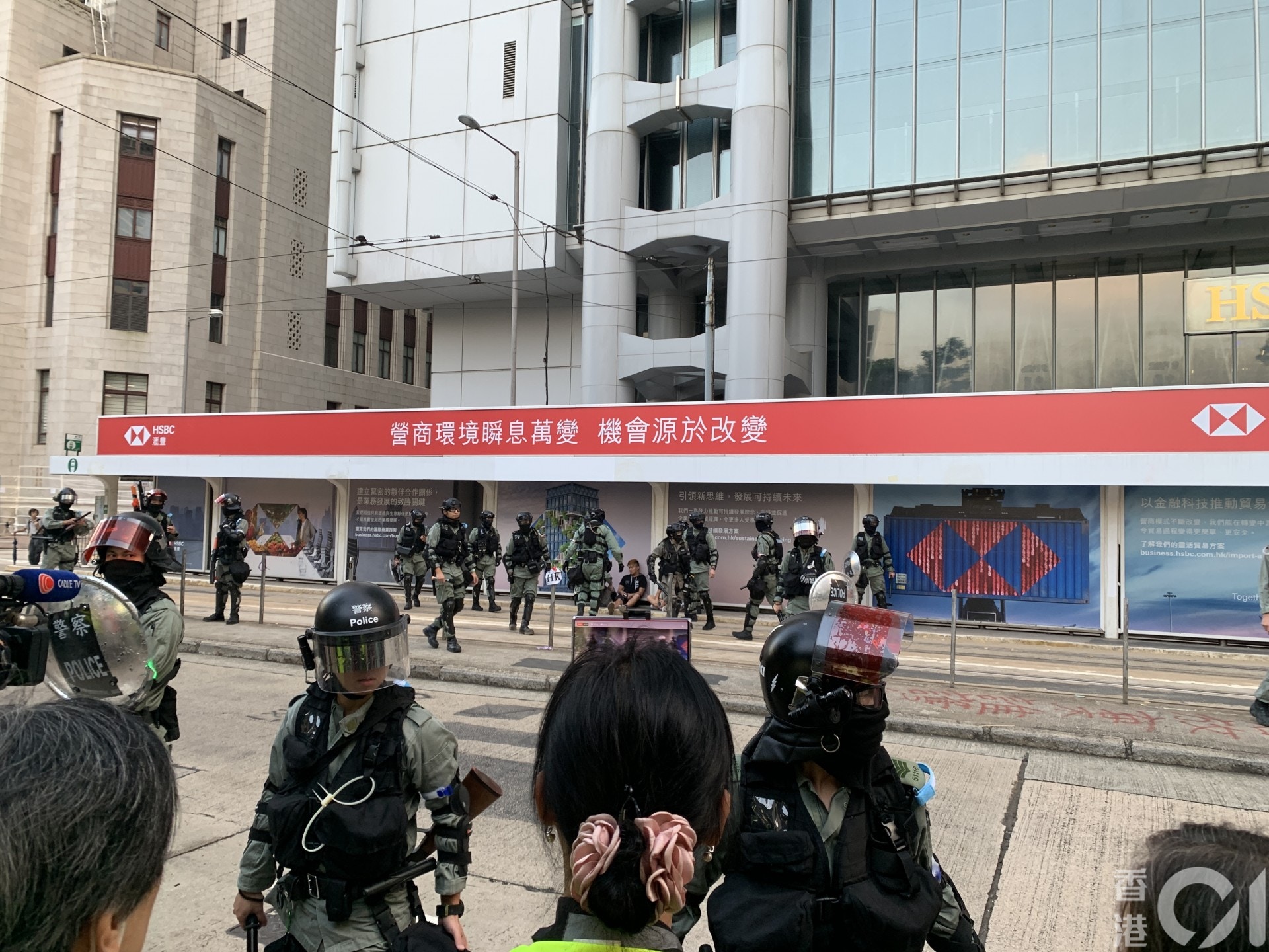 防暴警突現身中環，並制服及截查一對男女。(陳康智攝)