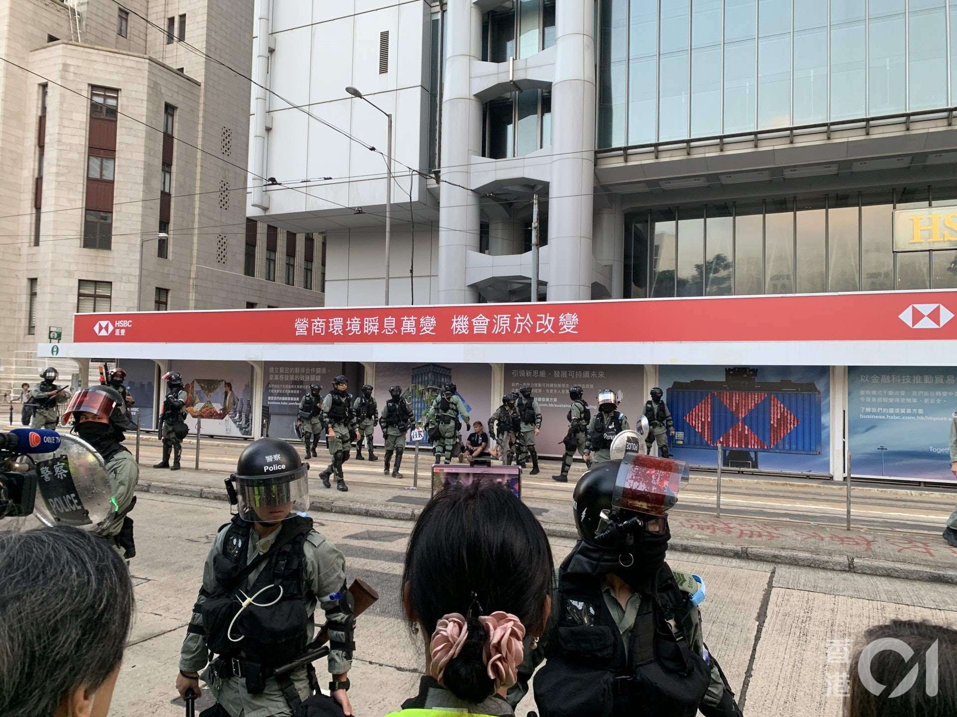 防暴警突現身中環,並制服及截查一對男女。(陳康智攝) 防暴警突現身中環,並制服及截查一對男女。(陳康智攝)