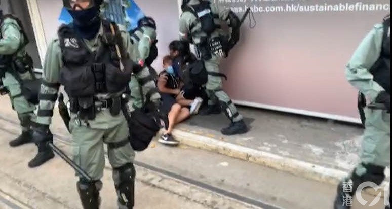 防暴警突現身中環，並制服及截查一對男女。(陳康智攝)