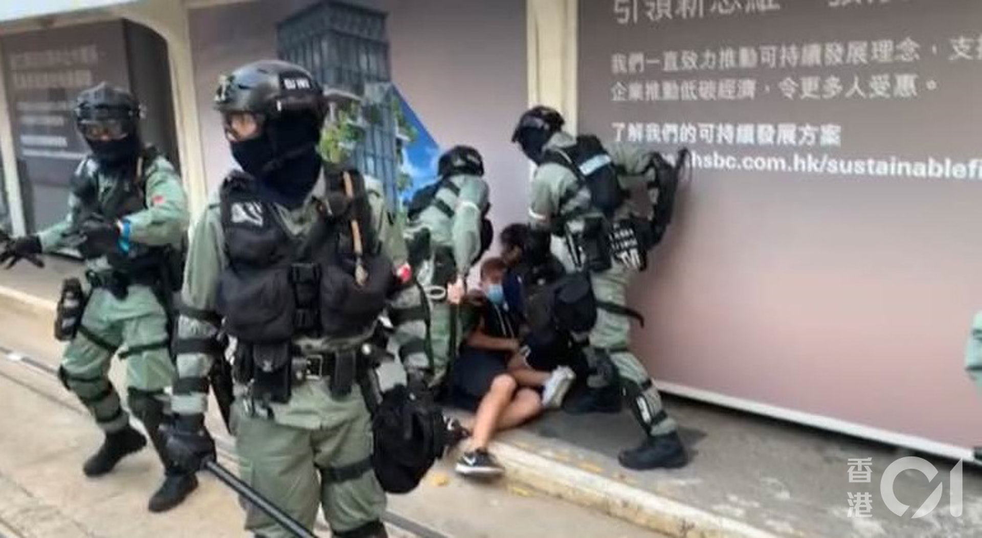 防暴警突現身中環,並制服及截查一對男女。(陳康智攝) 防暴警突現身中環,並制服及截查一對男女。(陳康智攝)