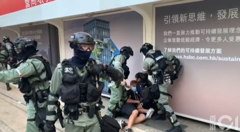 防暴警突現身中環，並制服及截查一對男女。(陳康智攝)
