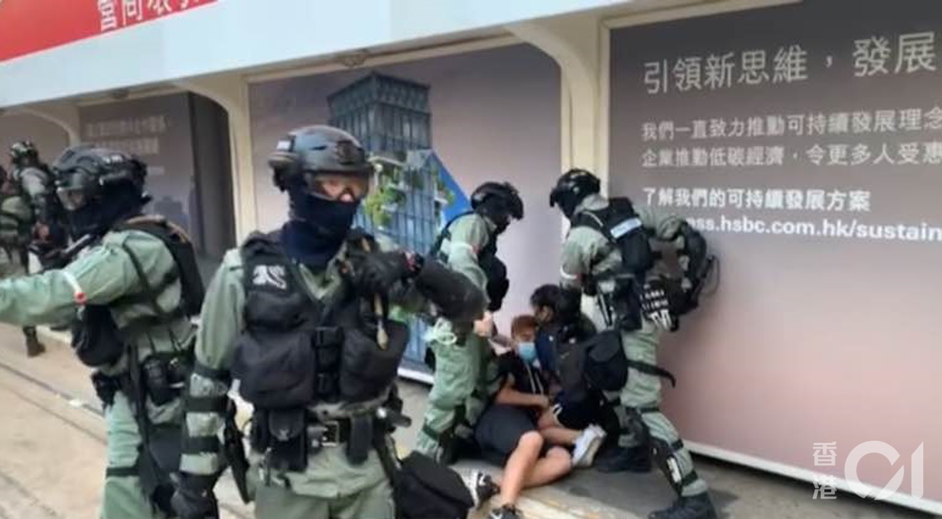 防暴警突現身中環,並制服及截查一對男女。(陳康智攝) 防暴警突現身中環,並制服及截查一對男女。(陳康智攝)