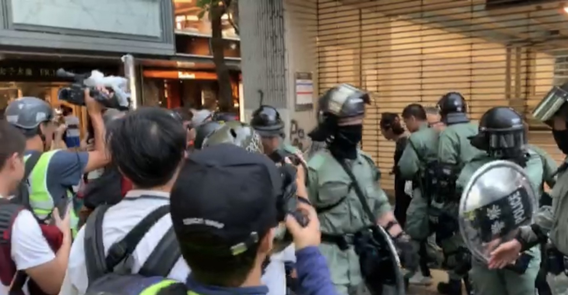 防暴警拘捕一名男子。(陳康智攝)