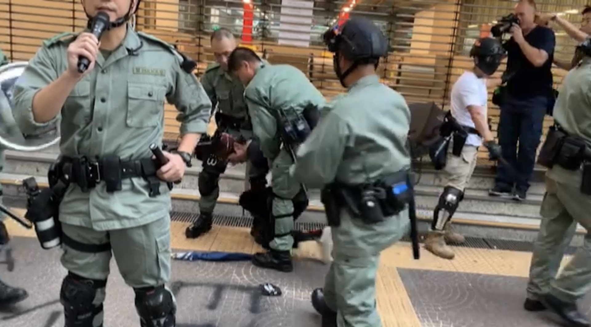 防暴警拘捕一名男子。(陳康智攝)