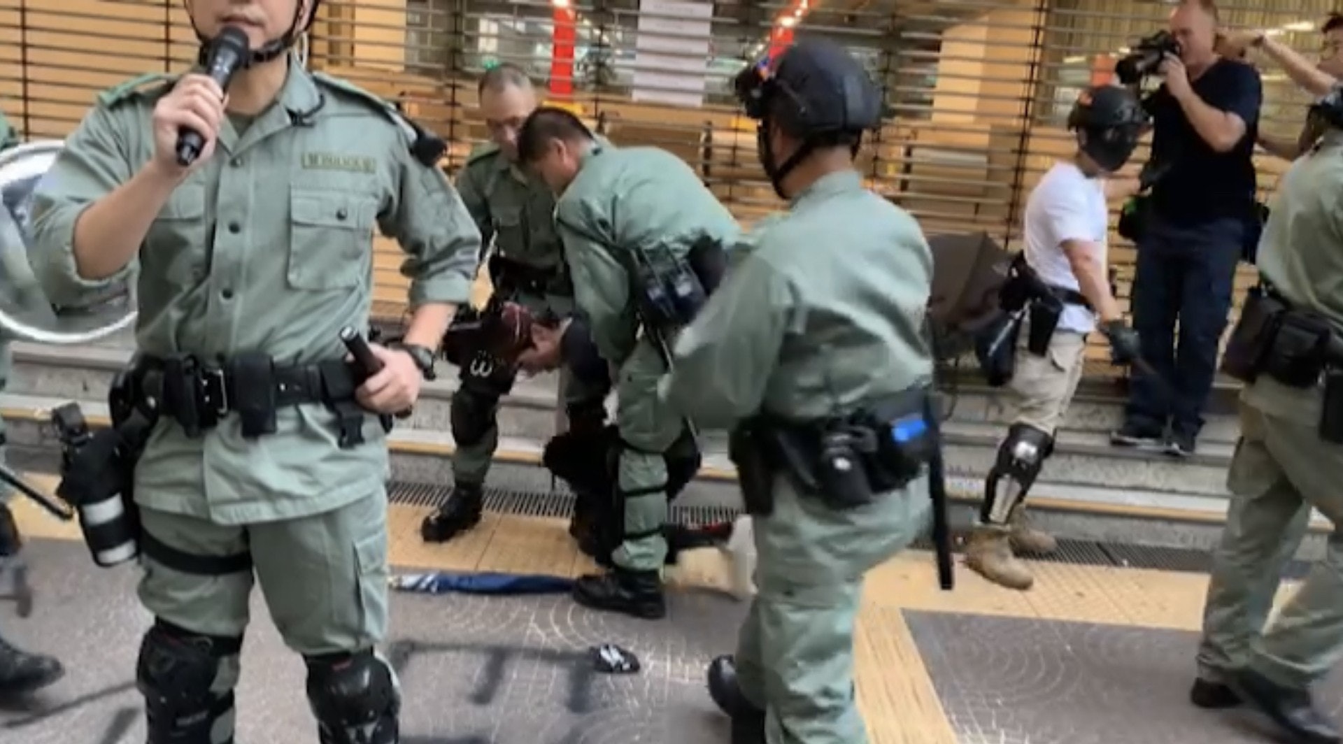 防暴警拘捕一名男子。(陳康智攝) 防暴警拘捕一名男子。(陳康智攝)