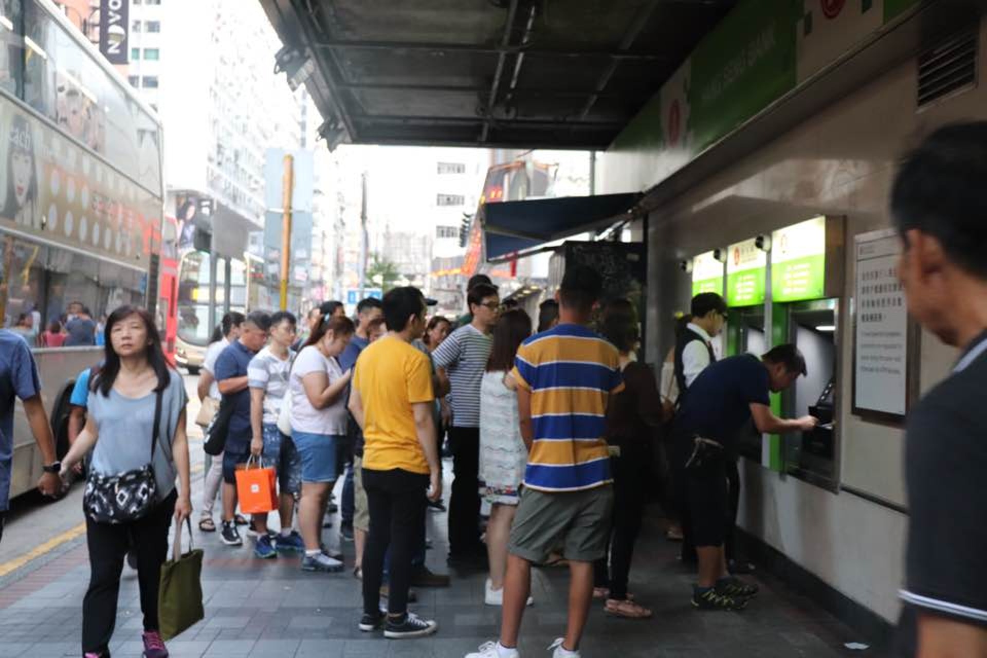 佐敦有恒生銀行櫃員機出現逾20人的人龍排隊提款,有人稱「要㩒到擠提」。(黃桂桂攝) 佐敦有恒生銀行櫃員機出現逾20人的人龍排隊提款,有人稱「要㩒到擠提」。(黃桂桂攝)