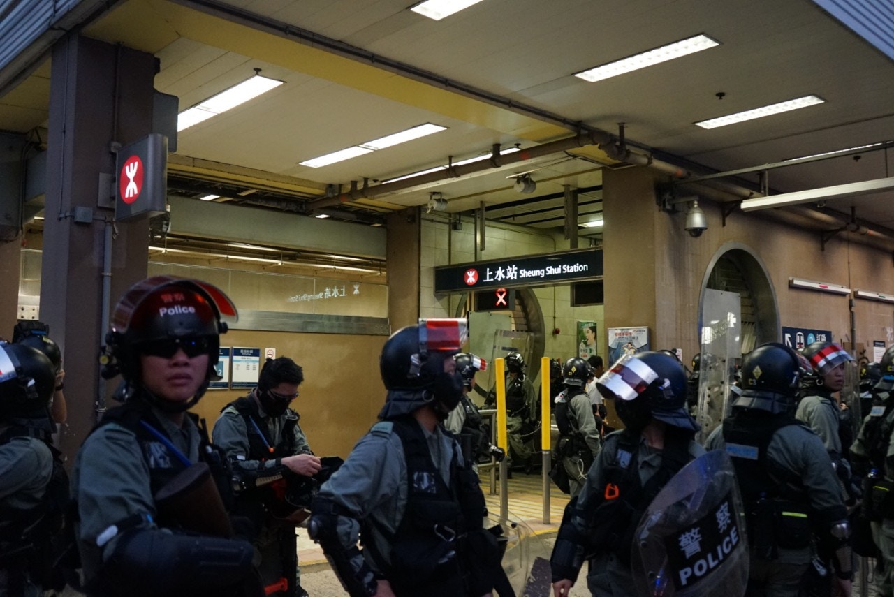 防暴警傍晚上水高調巡邏。（呂諾君攝）