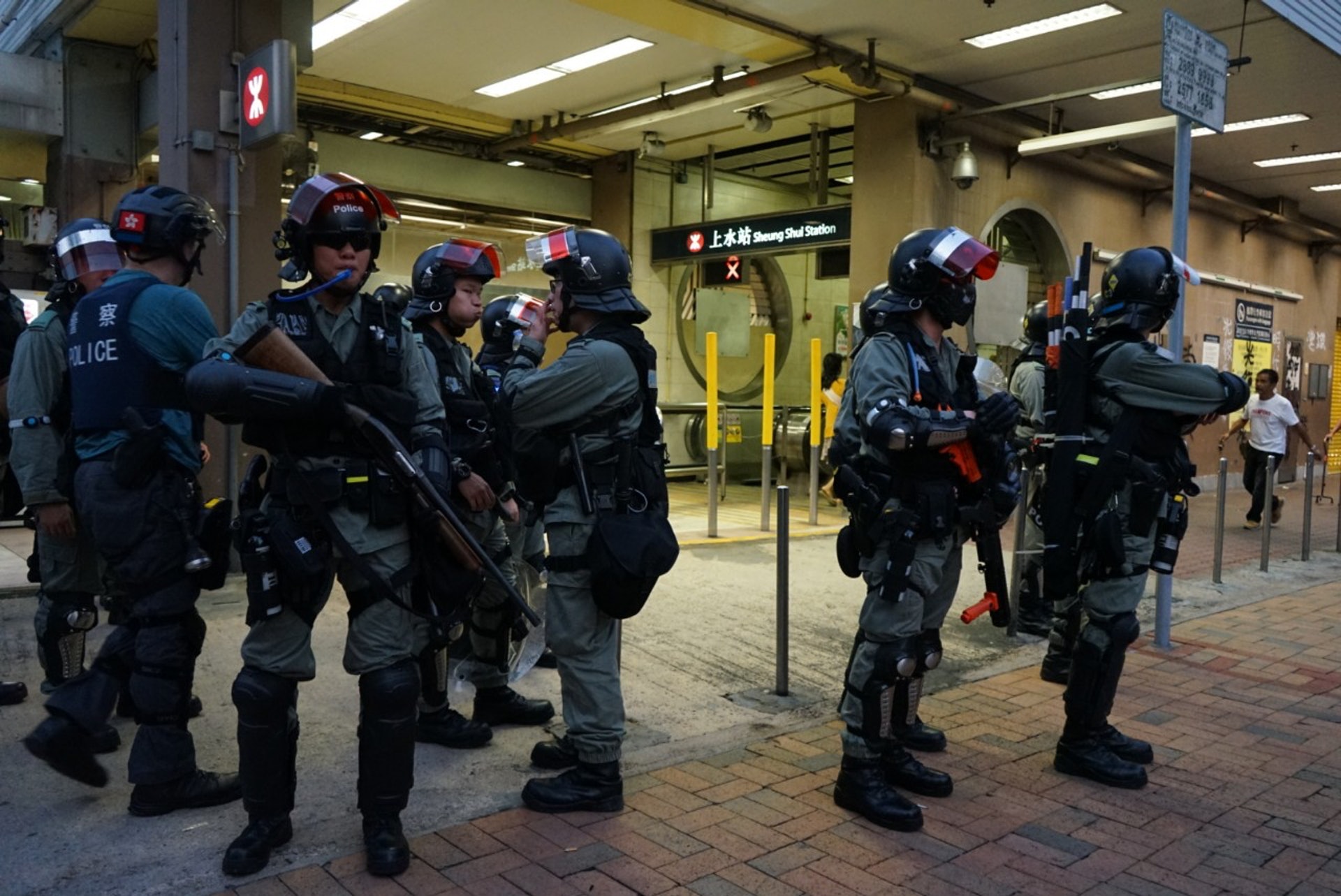 防暴警傍晚上水高調巡邏。(呂諾君攝) 防暴警傍晚上水高調巡邏。(呂諾君攝)