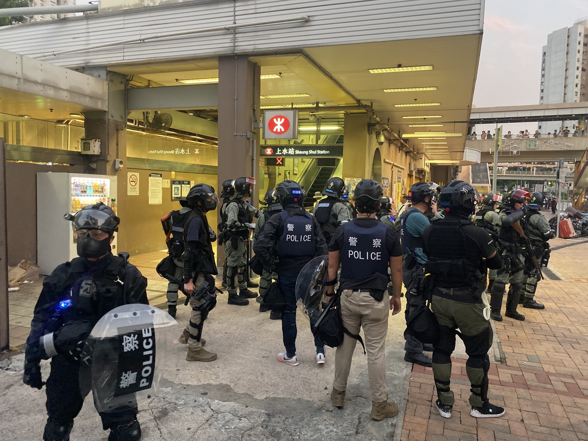 防暴警傍晚上水高調巡邏。(呂諾君攝) 防暴警傍晚上水高調巡邏。(呂諾君攝)